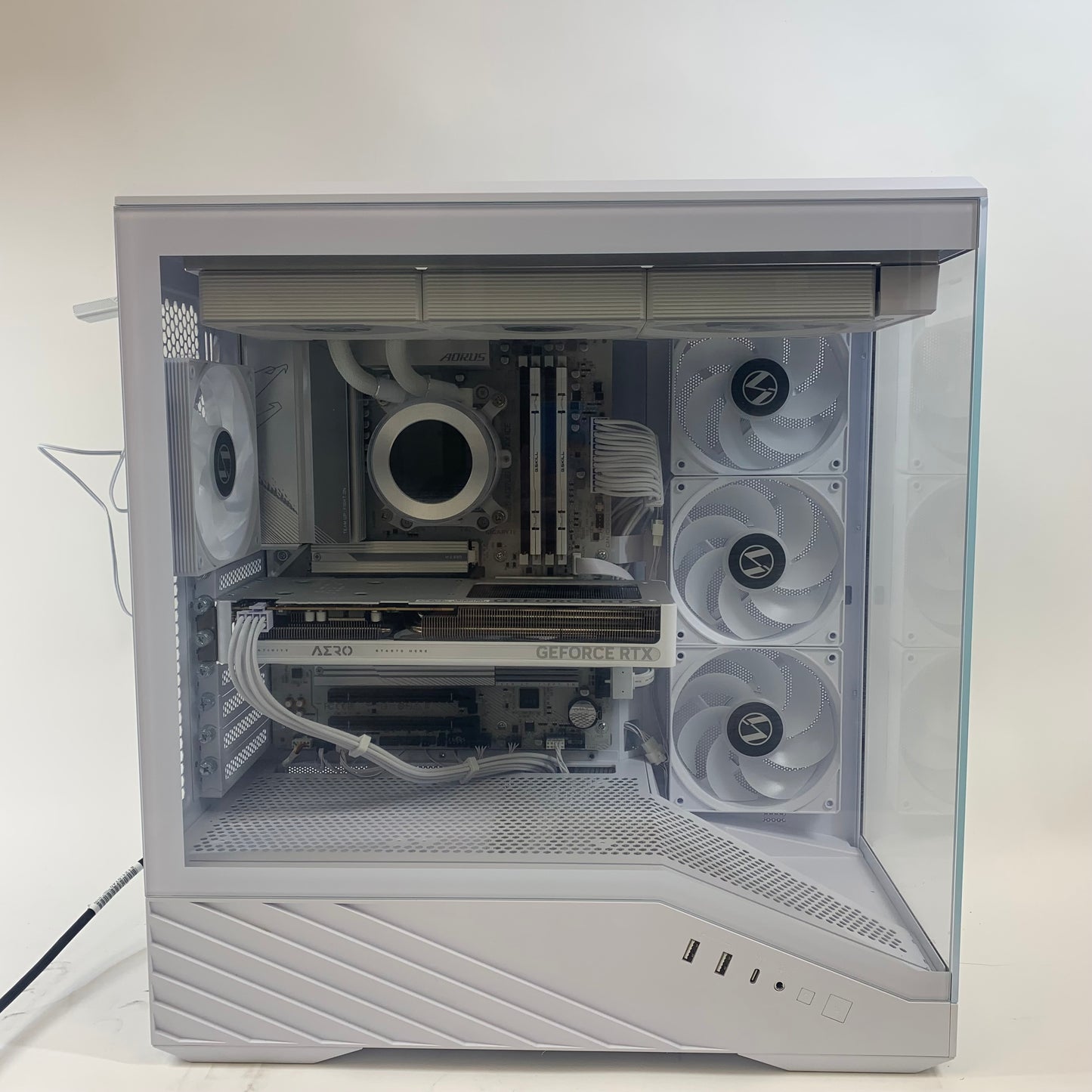 LIAN LI V100 Ryzen 7 7700X 4.50 GHz 32GB RAM 1TB SSD Gigabyte GeForce RTX 5060