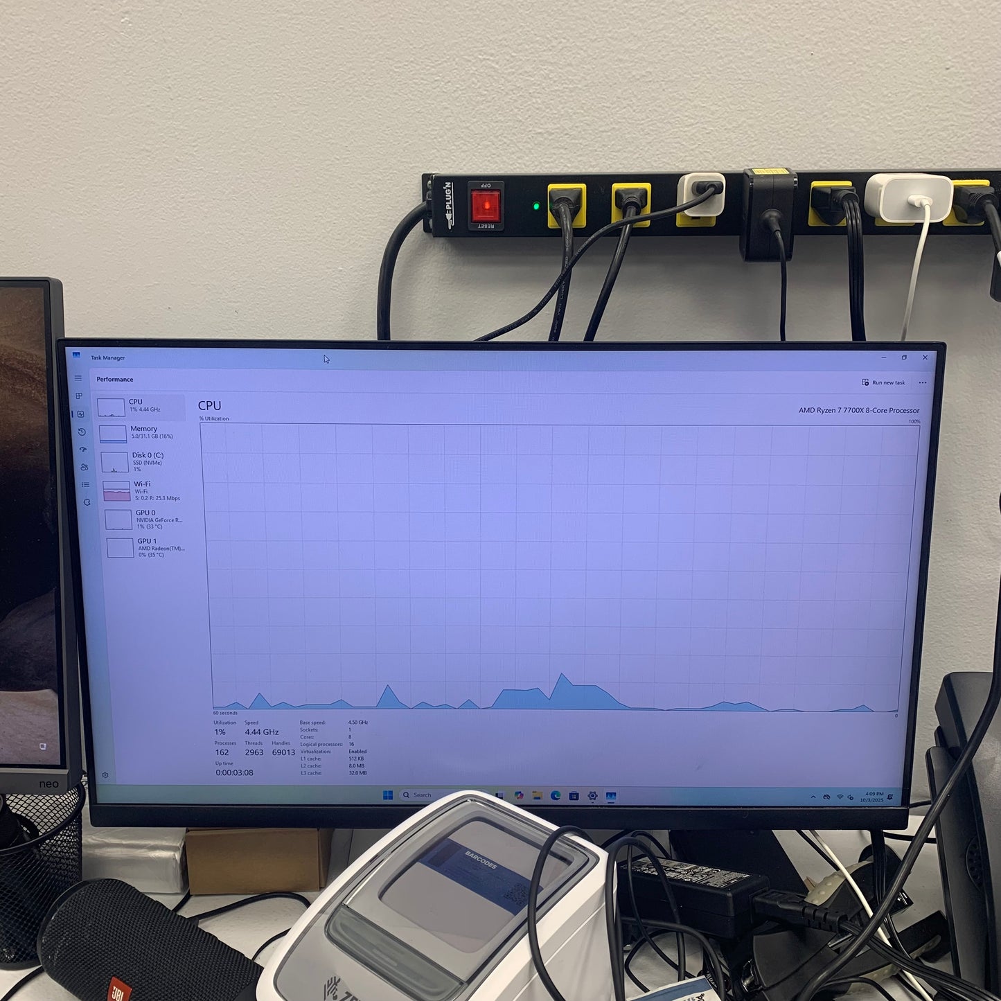 LIAN LI V100 Ryzen 7 7700X 4.50 GHz 32GB RAM 1TB SSD Gigabyte GeForce RTX 5060