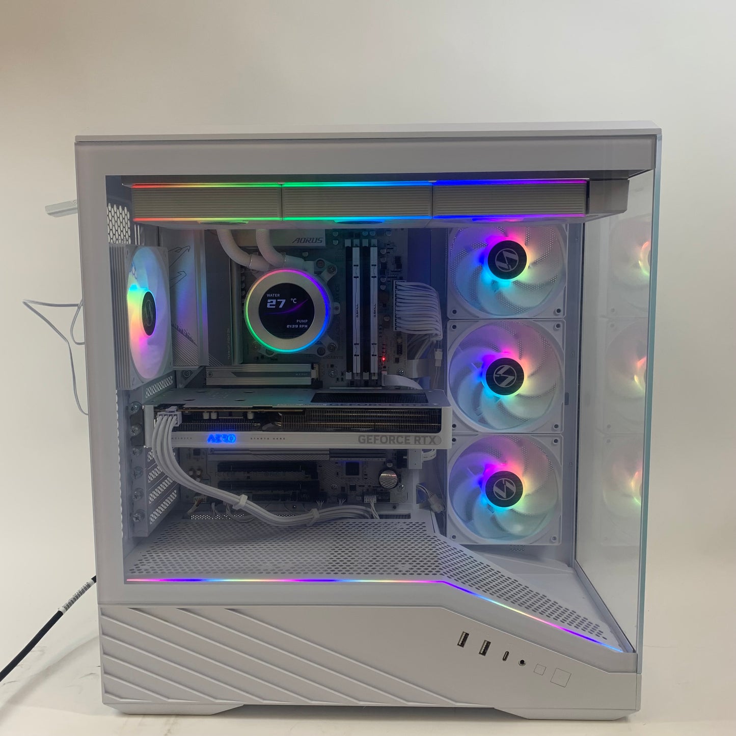 LIAN LI V100 Ryzen 7 7700X 4.50 GHz 32GB RAM 1TB SSD Gigabyte GeForce RTX 5060